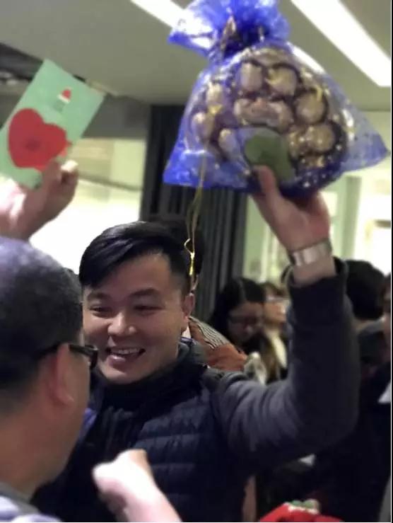 圣诞当天交换礼物活动的序幕拉开 | 特别的礼物赠予心有灵犀的她