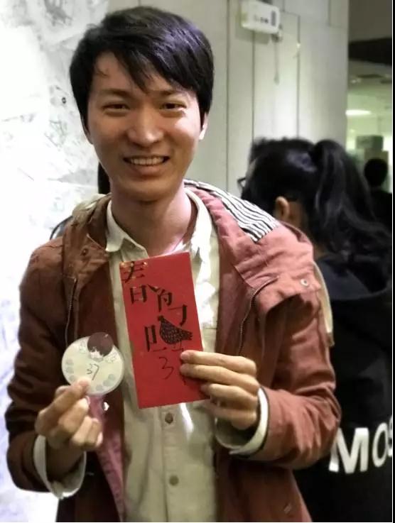 圣诞当天交换礼物活动的序幕拉开 | 特别的礼物赠予心有灵犀的她