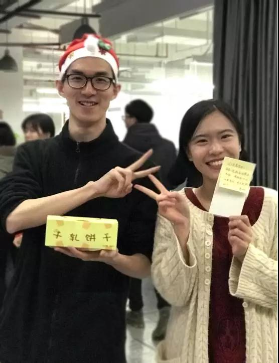 圣诞当天交换礼物活动的序幕拉开 | 特别的礼物赠予心有灵犀的她