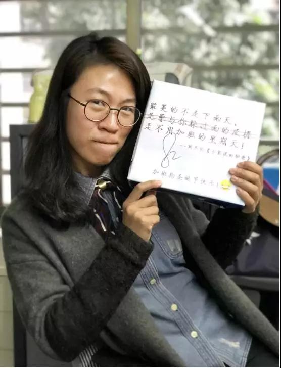 圣诞当天交换礼物活动的序幕拉开 | 特别的礼物赠予心有灵犀的她